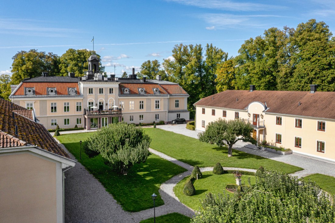 Södertuna Slott sett från trädgården